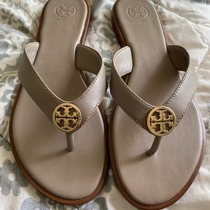 Tory Burch Benton Sandal in French Gray Size 6